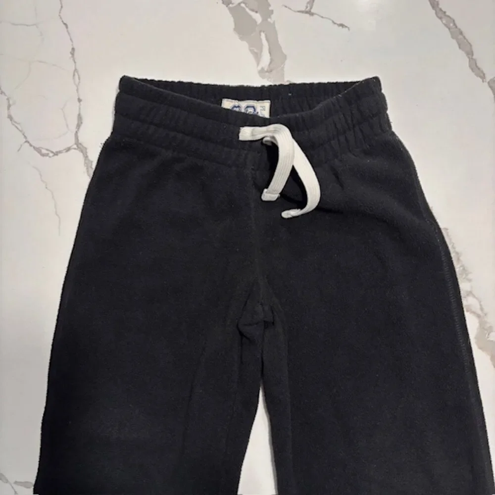 The Children’s Place Boys Black Fleece Pants Off White Long Sleeve T shirt 4